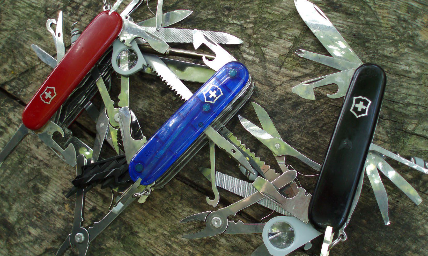 Сразу два экземпляра Victorinox SwissChamp с 33 функциями